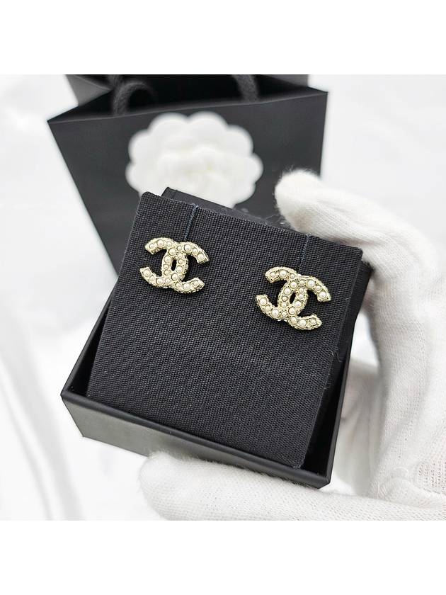 Women's CC Logo Pearl Pearl Earrings Gold