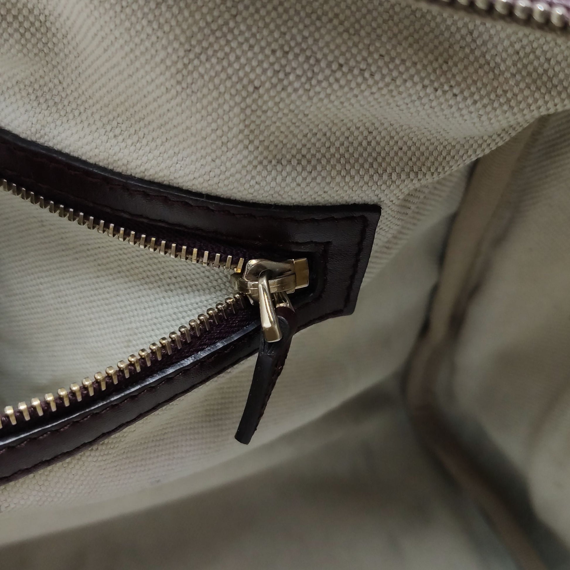 Gucci Leather Monogram Logo Zip Top Handle Bag 250419781155095