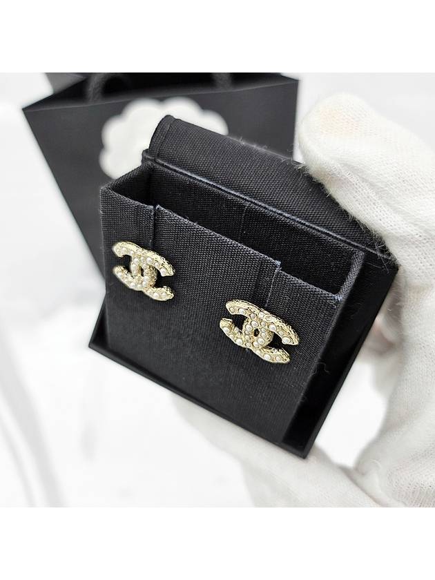 Women's CC Logo Pearl Pearl Earrings Gold