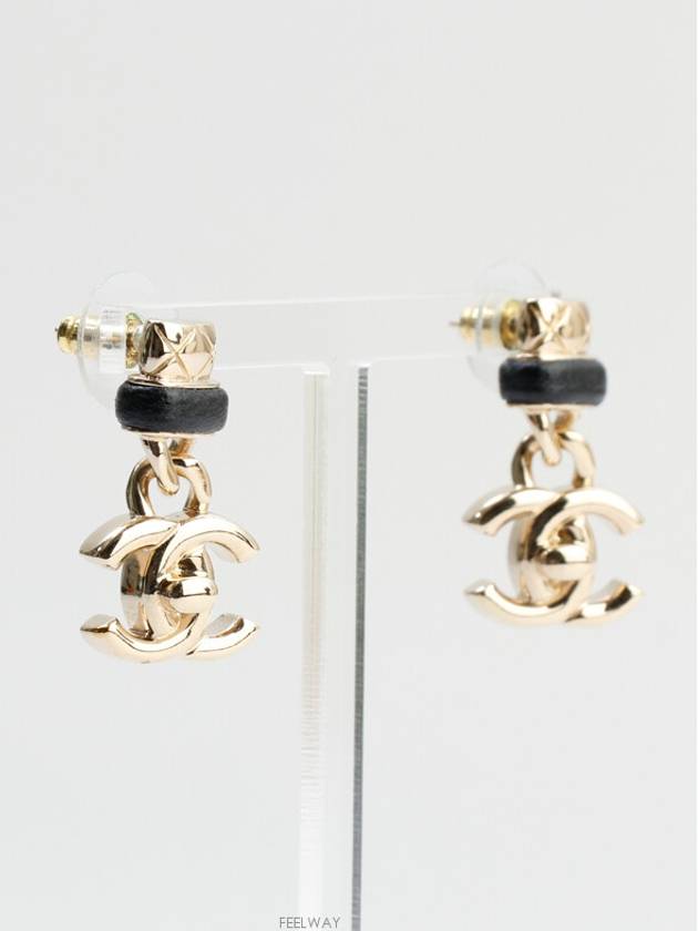 Turn lock CC logo drop earrings champagne gold 71937