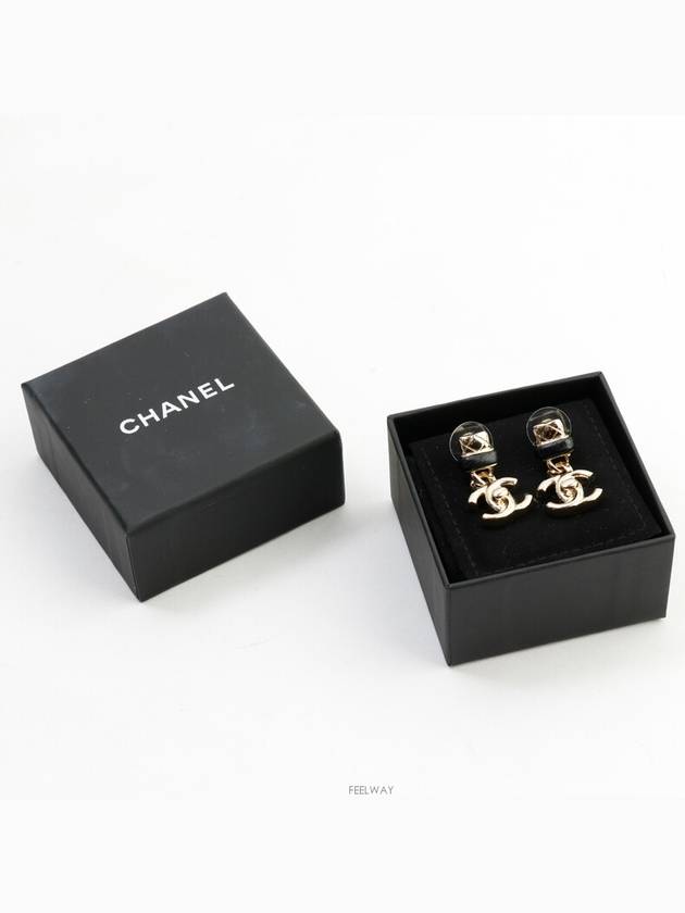 Turn lock CC logo drop earrings champagne gold 71937